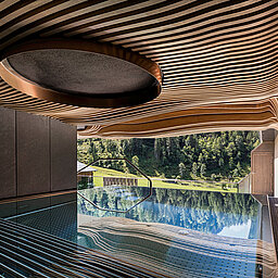 Privater Infinitypool der Suite 445 mit Holzdesign und Blick in die Natur
