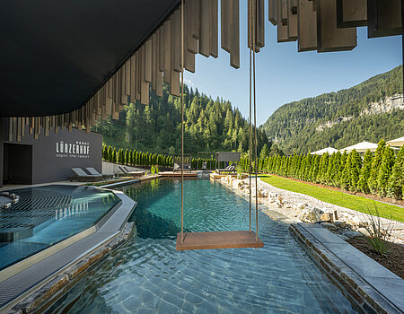Der Outdoorpool im Adults Only Bereich im Wellnesshotel Lürzerhof in Salzburg