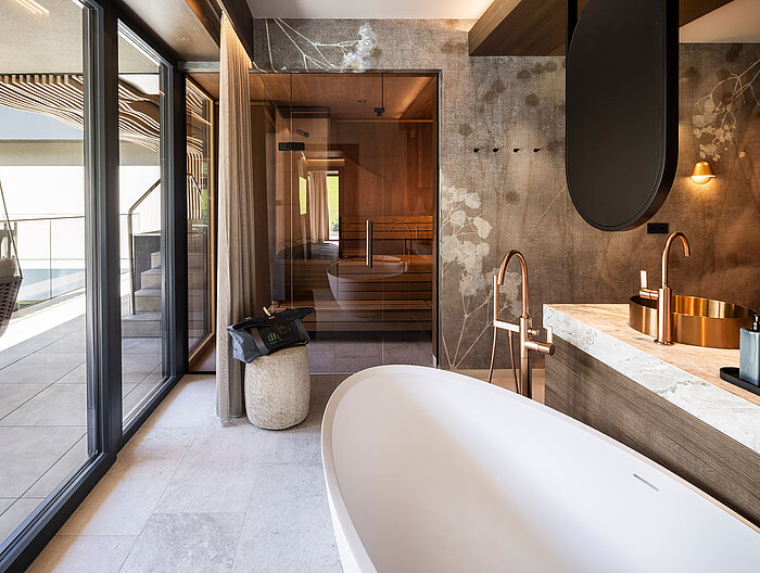 Privates Wellnessbad mit freistehender Badewanne und Sauna in der Suite 445