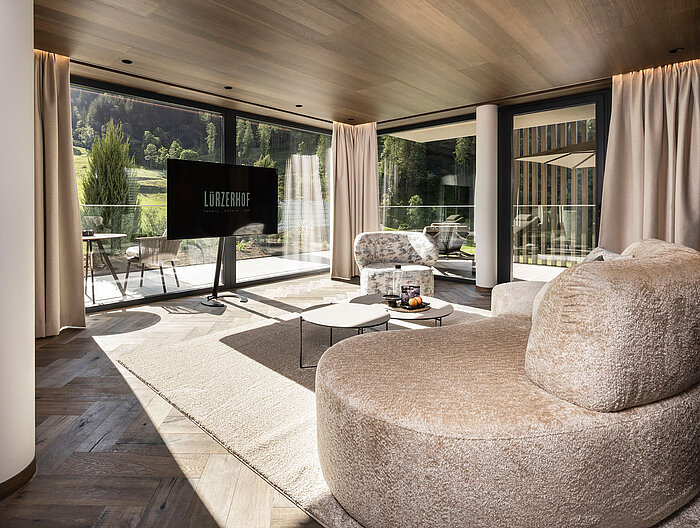 Heller Wohnbereich der Suite 445 mit Panoramafenstern und eigener Terrasse