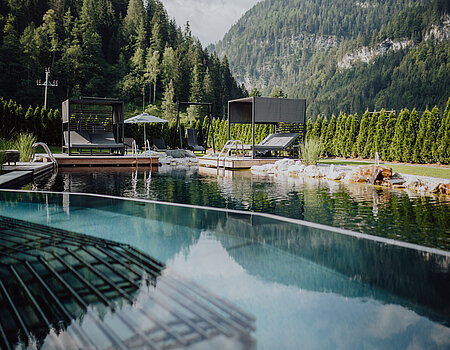 Der Outdoorpool im Adults Only Bereich mit gemütlichen Liegen im Wellnesshotel Lürzerhof in Salzburg