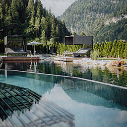 Der Outdoorpool im Adults Only Bereich mit gemütlichen Liegen im Wellnesshotel Lürzerhof in Salzburg