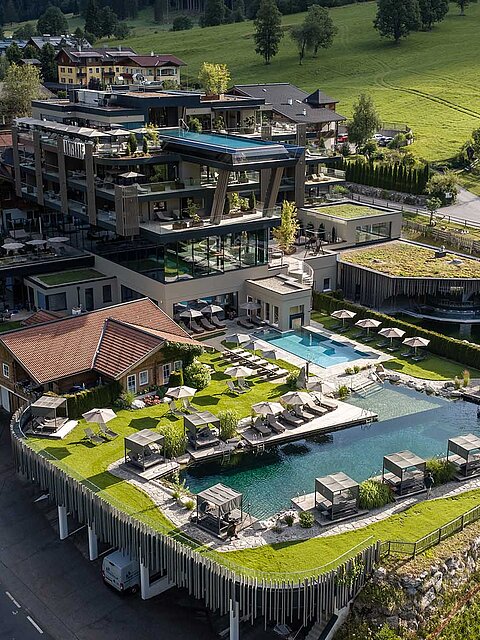 0 Luftbild des Hotel Lürzerhof in Untertauern mit Poollandschaft, Liegeflächen und grünen Wiesen