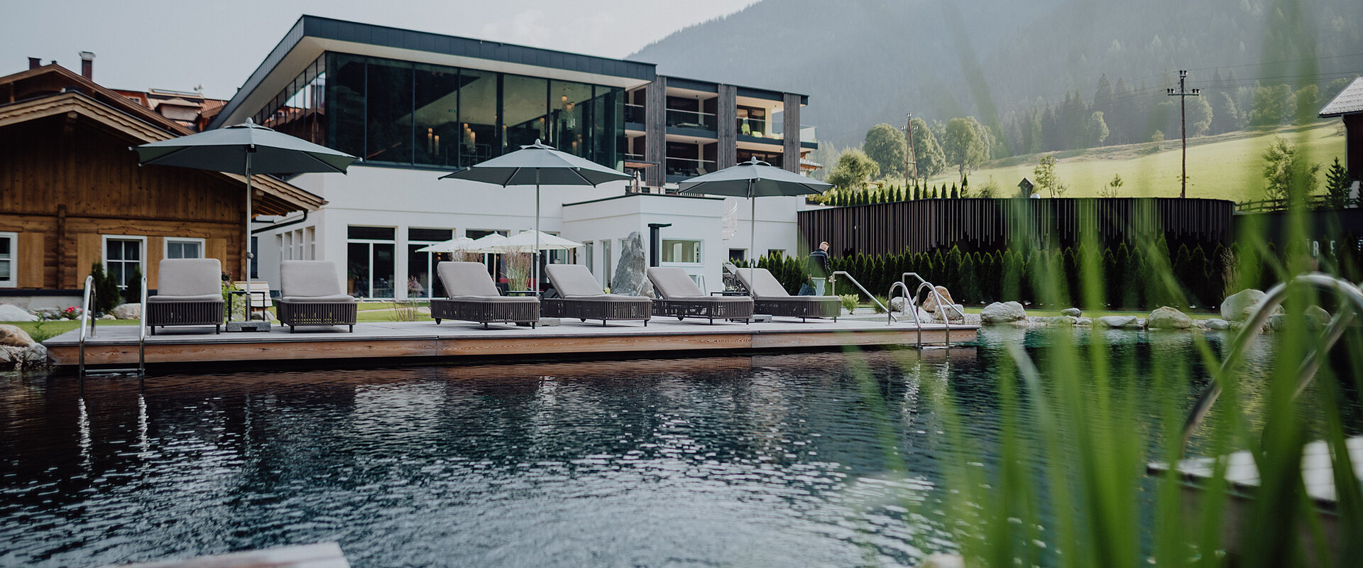 Der Bergseepool im Wellnesshotel Lürzerhof in Salzburg