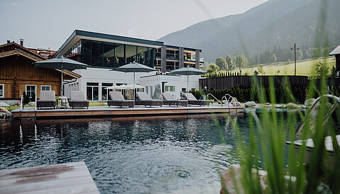 Der Bergseepool im Wellnesshotel Lürzerhof in Salzburg