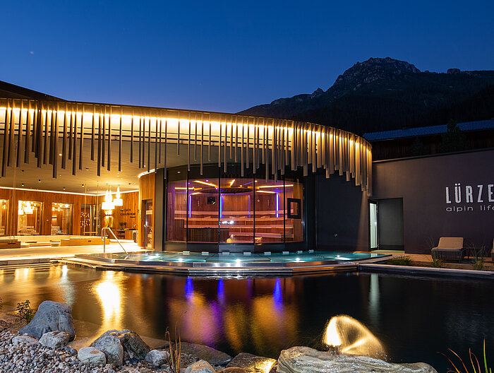 Der Outdoorpool im Adults Only Bereich im Wellnesshotel Lürzerhof in Salzburg bei Nacht