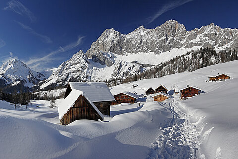 Winterliche Landschaft mit Hütten
