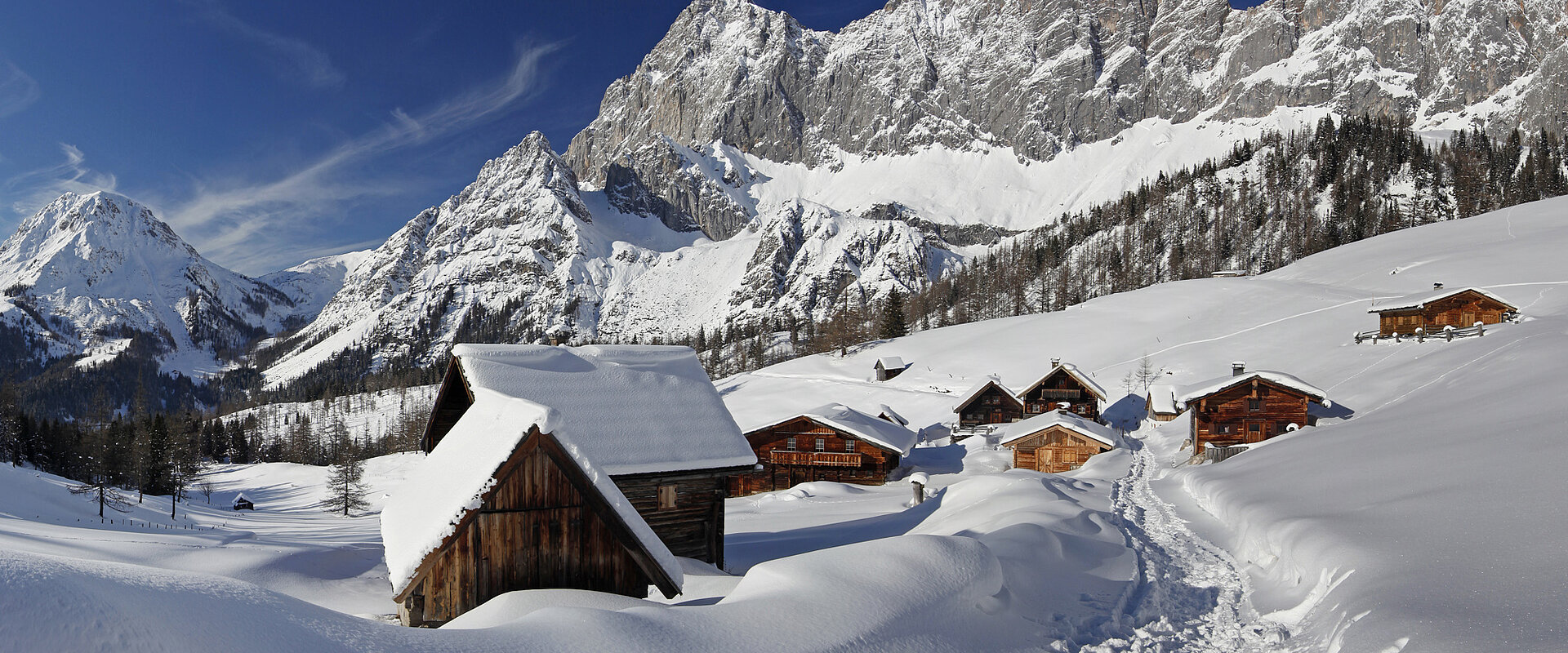 Winterliche Landschaft mit Hütten