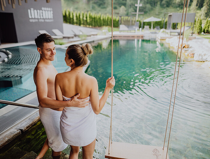 Ein Paar genießt die Zeit im Adults Only Bereich im Wellnesshotel Lürzerhof in Salzburg