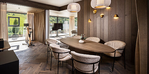 Eleganter Essbereich der Suite 445 mit hochwertiger Holzausstattung und Designleuchten