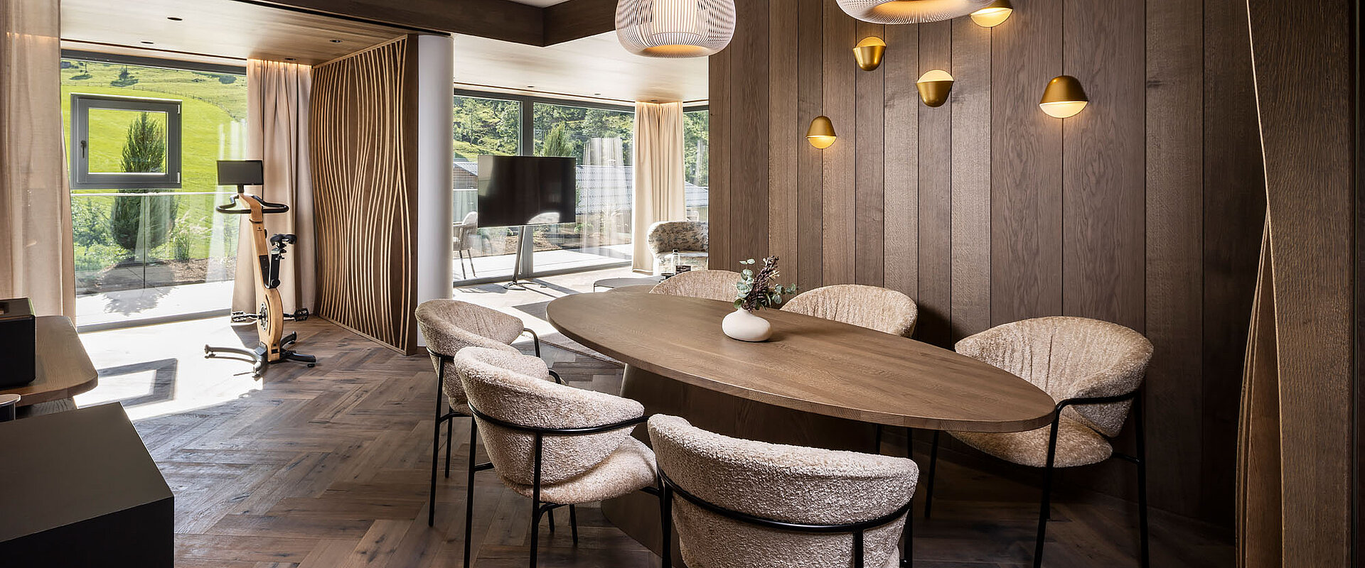 Eleganter Essbereich der Suite 445 mit hochwertiger Holzausstattung und Designleuchten