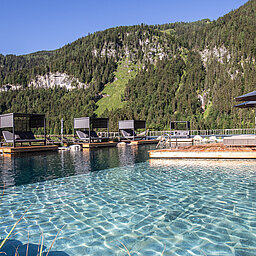 Der Bergseepool im Wellnesshotel Lürzerhof in Salzburg