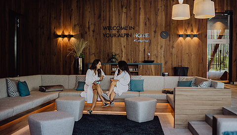 Zwei Frauen sitzen in der Adults Only Lounge im Wellnesshotel Lürzerhof in Salzburg