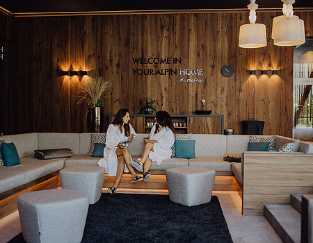Zwei Frauen sitzen in der Adults Only Lounge im Wellnesshotel Lürzerhof in Salzburg