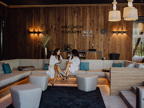 Zwei Frauen sitzen in der Adults Only Lounge im Wellnesshotel Lürzerhof in Salzburg