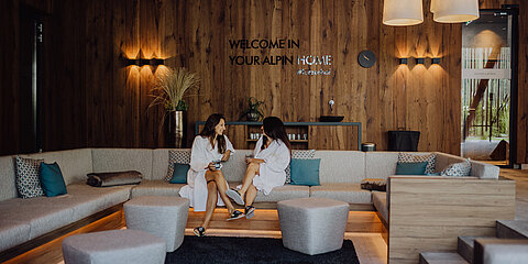 Two women are sitting in the adults-only lounge at the Lürzerhof wellness hotel in Salzburg.