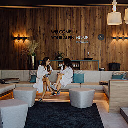 Zwei Frauen sitzen in der Adults Only Lounge im Wellnesshotel Lürzerhof in Salzburg