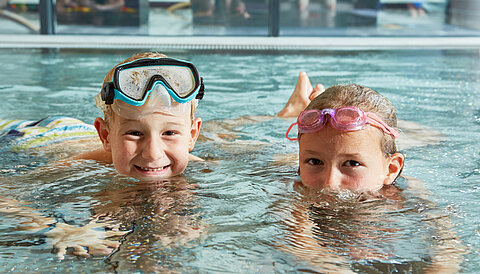 Children swimming in the indoor pool at the Lürzerhof wellness hotel in Salzburg