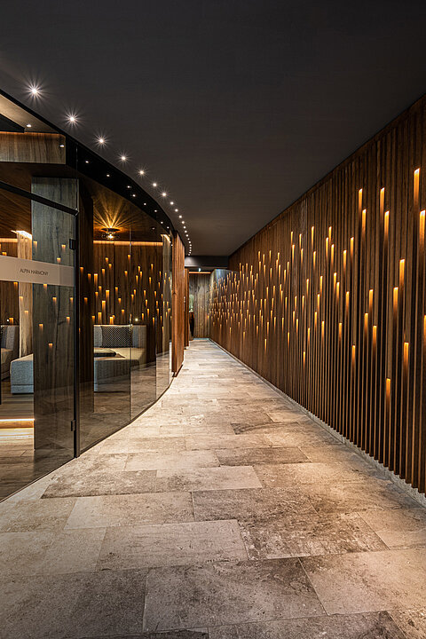 Eleganter Spa-Bereich mit stimmungsvoller Beleuchtung im Wellnesshotel Lürzerhof in Salzburg.