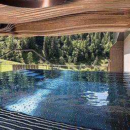 Infinitypool der Suite 445 mit außergewöhnlicher Holzarchitektur und Naturblick
