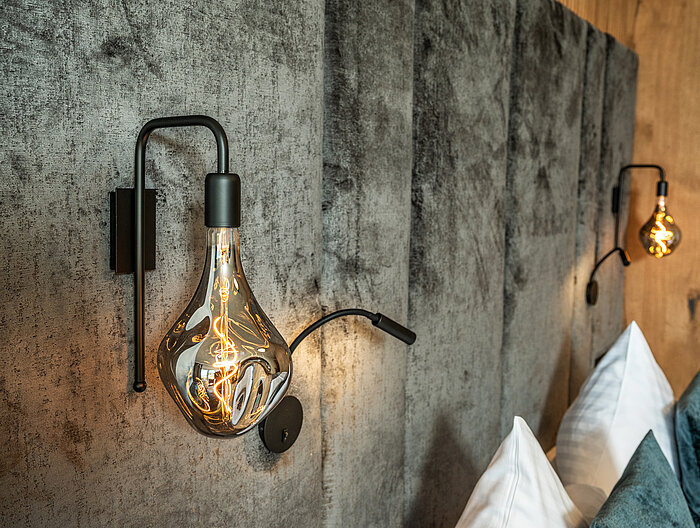 Eine Lampe in der Mountain Loft Familiensuite im Lürzerhof