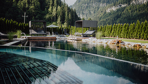 Der Outdoorpool im Adults Only Bereich mit gemütlichen Liegen im Wellnesshotel Lürzerhof in Salzburg