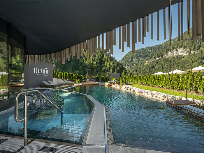 Der Outdoorpool im Adults Only Bereich im Wellnesshotel Lürzerhof in Salzburg