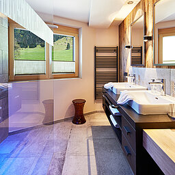 Das Bad der Alpine Relax Lodge im Wellnesshotel Lürzerhof in Salzburg