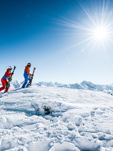 Zwei Skifahrer im Skiurlaub in Österreich