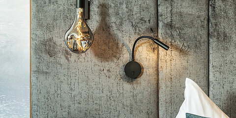 Eine Lampe in der Mountain Loft Familiensuite im Lürzerhof