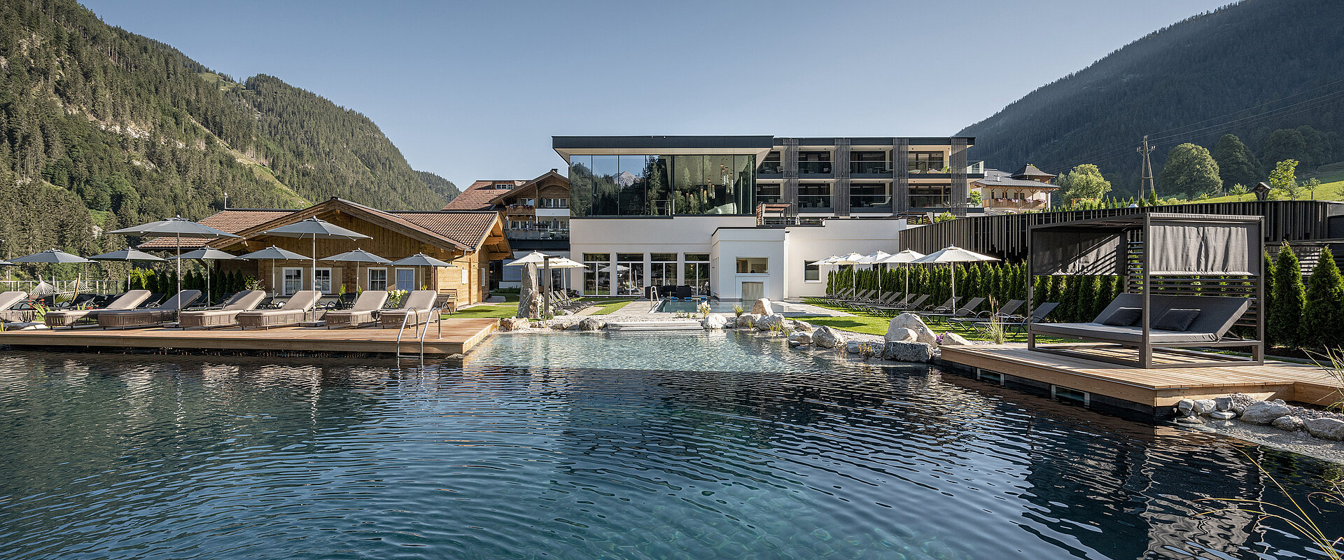 Der Bergseepool im Wellnesshotel Lürzerhof in Salzburg