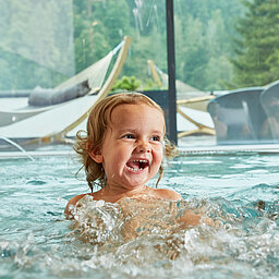 Kinder plantschen im Indoorpool im Wellnesshotel Lürzerhof in Salzburg