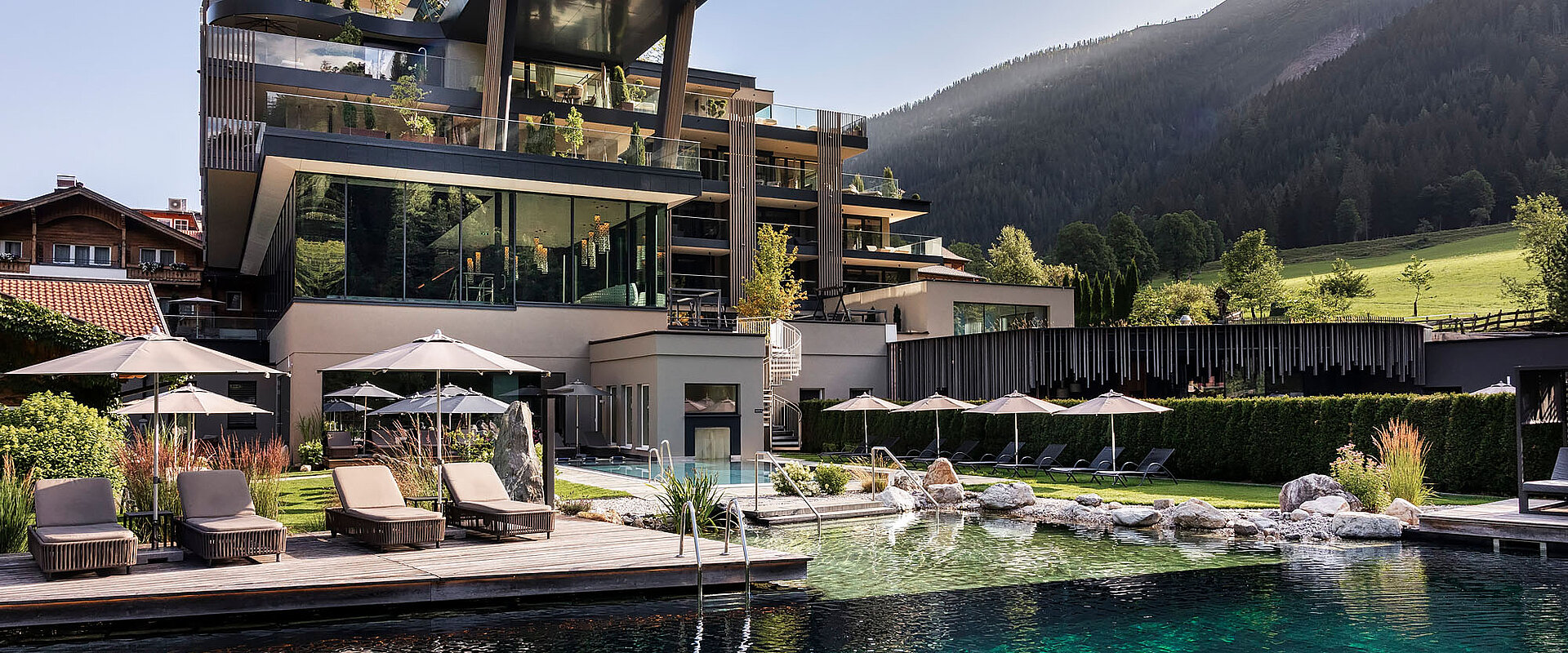Wellnesshotel Lürzerhof bei Obertauern mit Naturbadeteich und Bergpanorama im Sommer