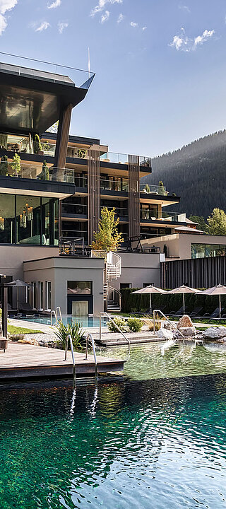 Wellnesshotel Lürzerhof bei Obertauern mit Naturbadeteich und Bergpanorama im Sommer