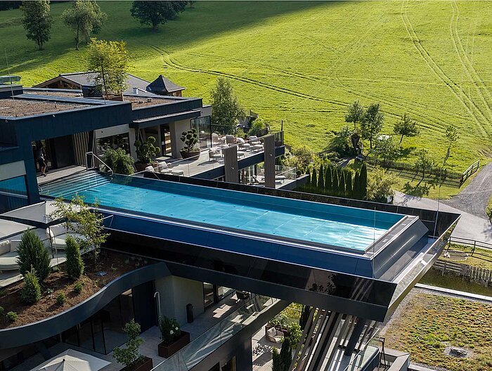 Infinity Sky Pool des Wellnesshotels Lürzerhof nahe Obertauern auf dem Dach des Sky Spa mit Blick über grüne Almwiesen