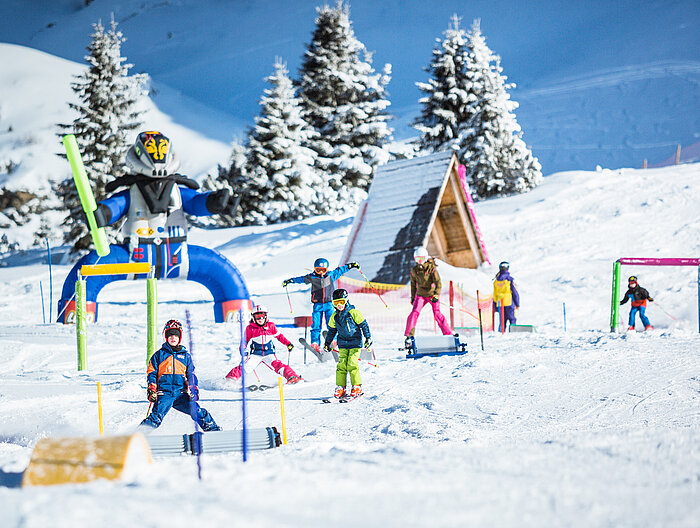 Familie fährt Ski im Skiurlaub in Obertauern