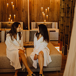 Zwei Frauen in einem Ruheraum im Wellnesshotel Lürzerhof in Salzburg