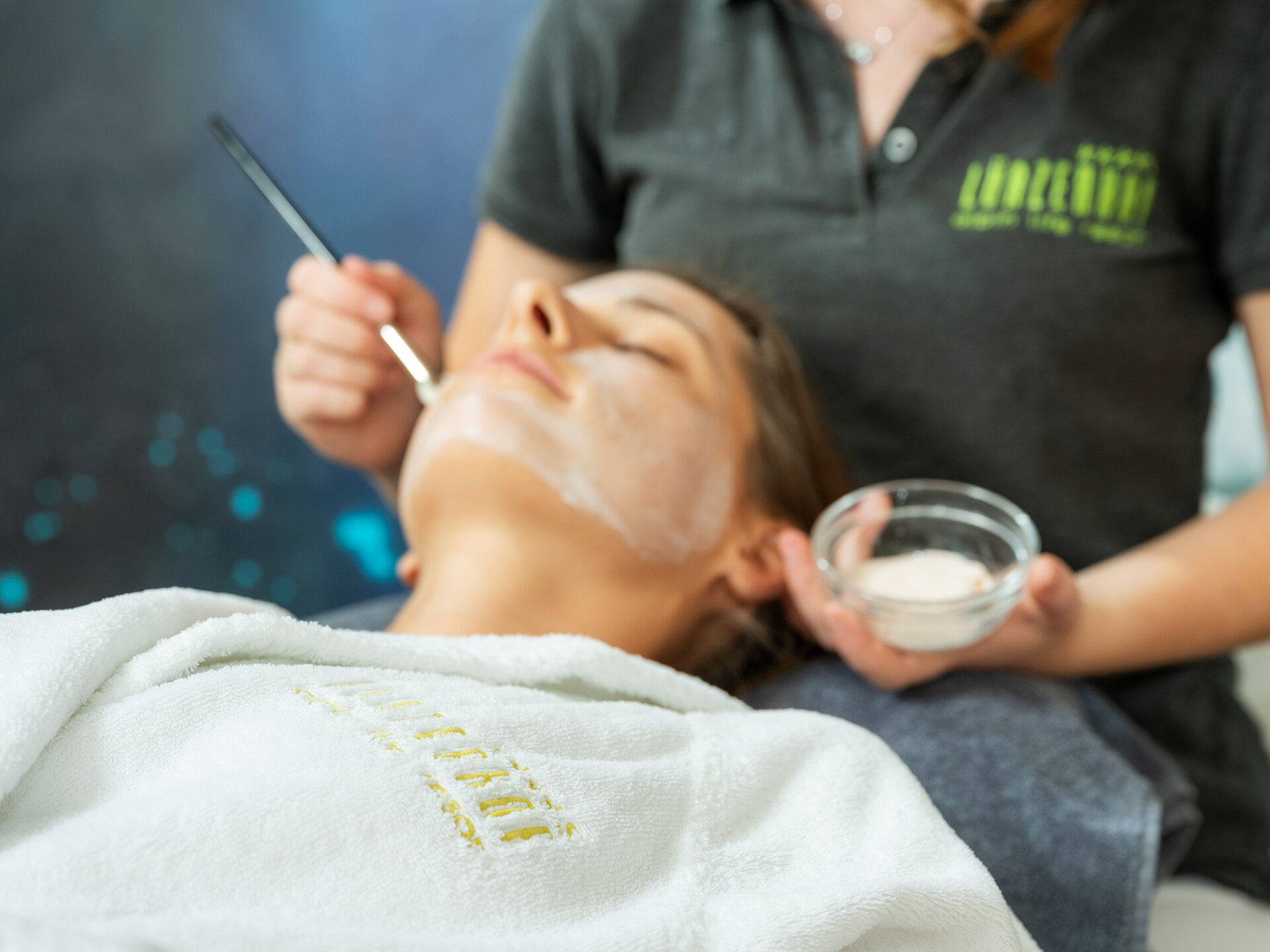 Eine Frau bei einer Gesichtsbehandlung im Wellnesshotel Lürzerhof in Salzburg