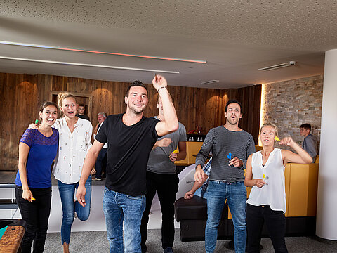 Eine Gruppe beim Dartspiel im Hotel Lürzerhof