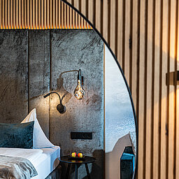Das gemütliche Bett in der Mountain Loft Familiensuite im Lürzerhof