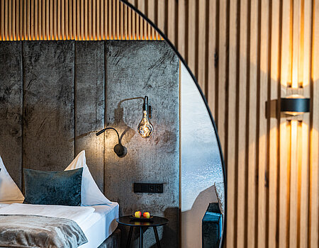 Das gemütliche Bett in der Mountain Loft Familiensuite im Lürzerhof