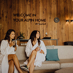 Zwei Frauen sitzen in der Adults Only Lounge im Wellnesshotel Lürzerhof in Salzburg