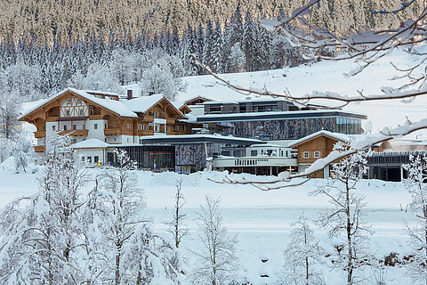 Winterliche Aussenansicht des Wellnesshotels Lürzerhof in Österreich