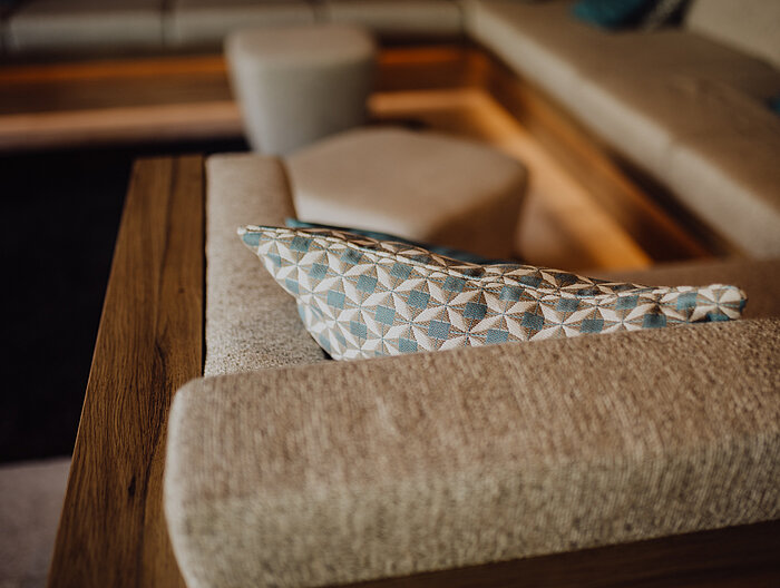 Detailaufnahme von dem gemütlichen Outdoor Livingrooms im Adults Only Bereich des Wellnesshotels Lürzerhof in Salzburg