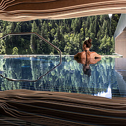 Entspannung im Infinitypool der Suite 445 im Wellnesshotel Lürzerhof