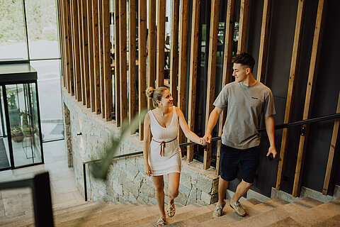 Ein Paar auf einer Treppe im Lürzerhof
