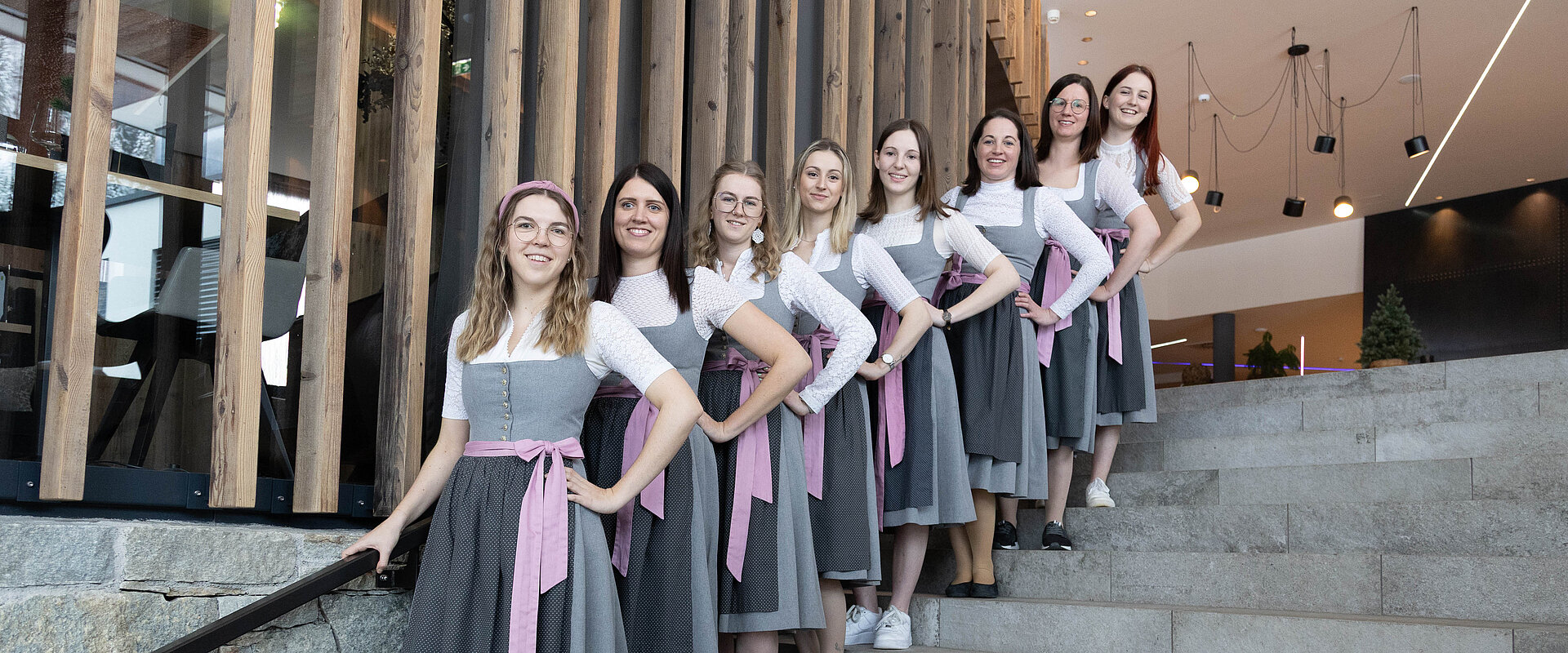 Rezeptionisten Team in Dirndlkleidern im Hotel Lürzerhof