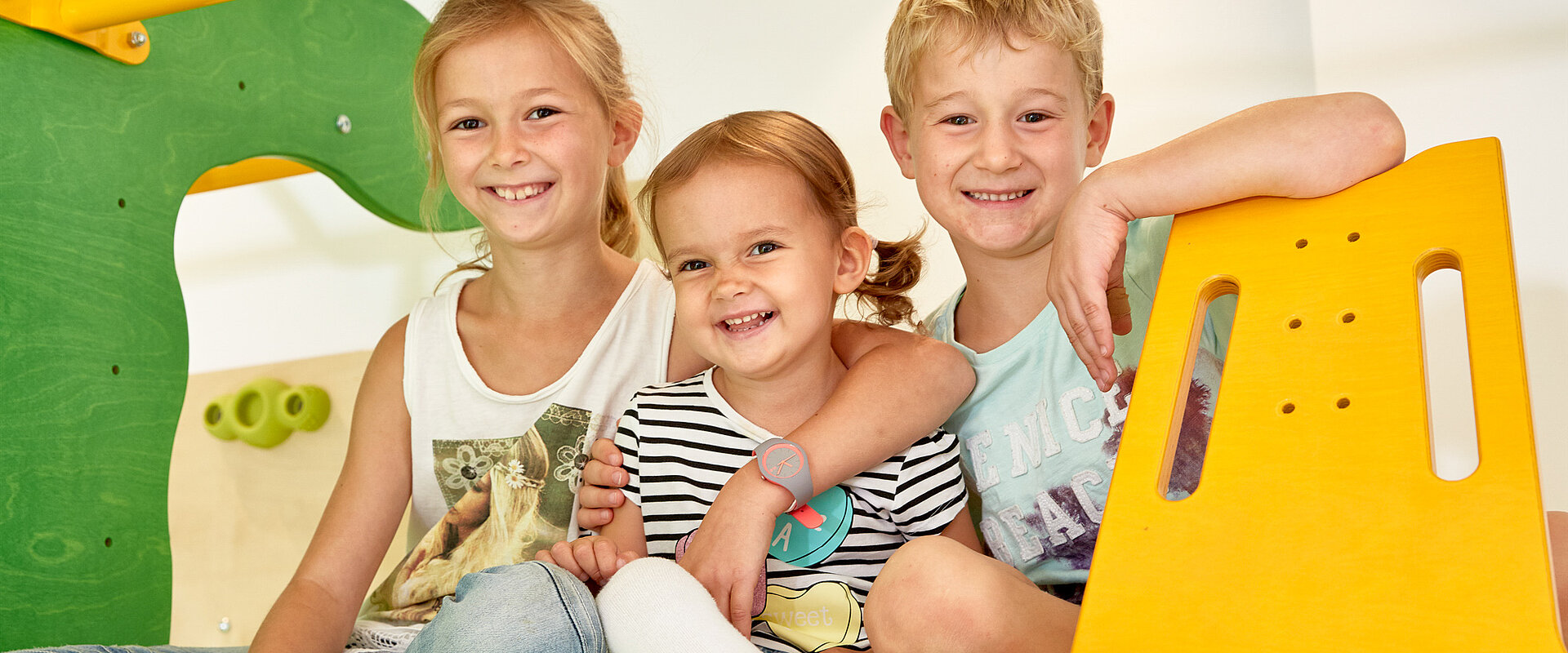 Kinder spielen im Spielbereich des Lürzerhofs, dem Familienhotel in Österreich für Urlaub mit Kindern.