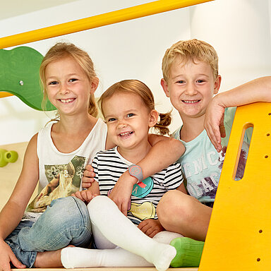 Kinder spielen im Spielbereich des Lürzerhofs, dem Familienhotel in Österreich für Urlaub mit Kindern.