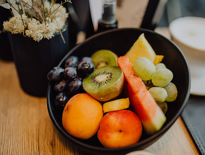 Eine Obstschale am Frühstückstisch im Gourmet & Wellnesshotel Lürzerhof